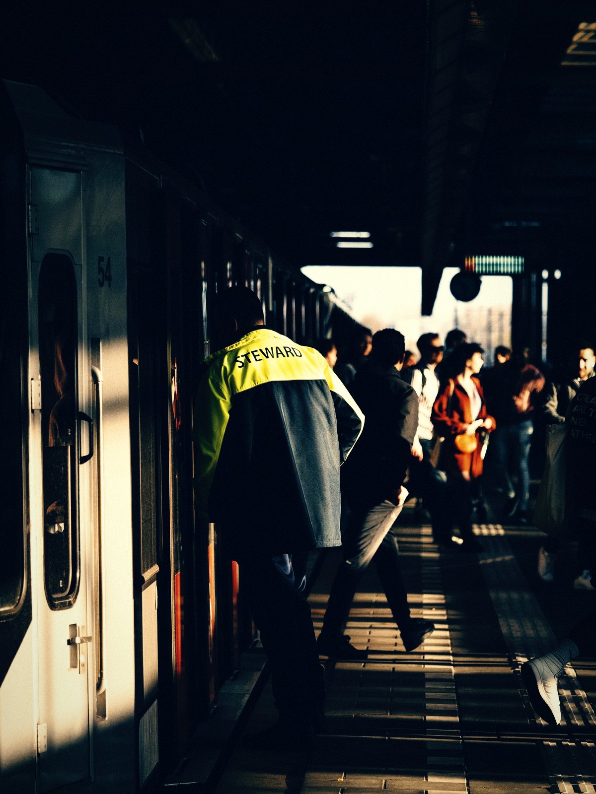 Mensen op een treinperron in het avondlicht